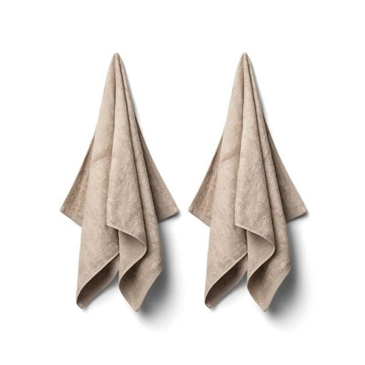 To beige Bambooya bambus håndklæder (50 x 100 cm, pakke med 2) hænger side om side på kroge mod en hvid baggrund med bløde skygger under dem.