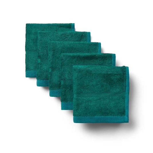 Fem Bambooya Bambus vaskeklude (25x25 cm) i alpegrøn, struktureret med faste kanter, pænt stablet i en diagonal linje på en hvid baggrund med bløde skygger. Sættet indeholder 5 stk.