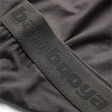 Nærbillede af taljebånd på gun metal bambus herreunderbukser med Bambooya logo