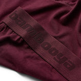 Nærbillede af bordeaux bambus underbukser med Bambooya logo på elastikken