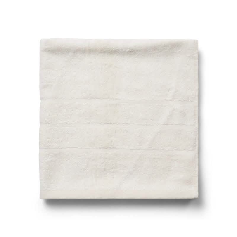 Et pænt foldet Bambooya Bambus badehåndklæde (70 x 140 cm) med en blød, plysagtig tekstur vises mod en almindelig hvid baggrund.