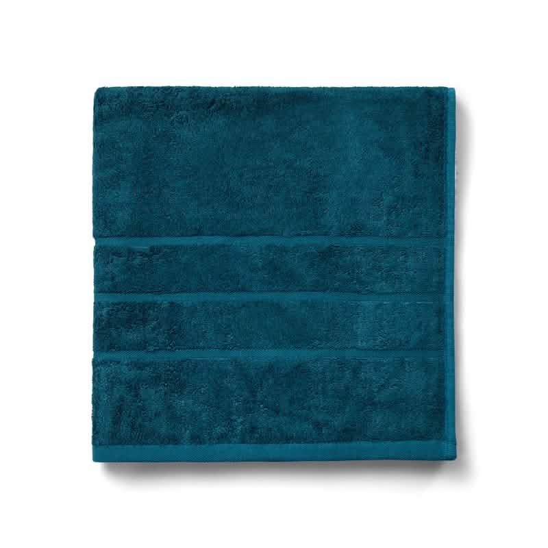 Et pænt foldet, mørk blågrønt Bambooya Bambus badehåndklæde (70 x 140 cm) med vandrette strukturstriber, fremstillet af økologisk bomuld, vist på en hvid baggrund og OEKO-TECH Standard 100-certificeret.