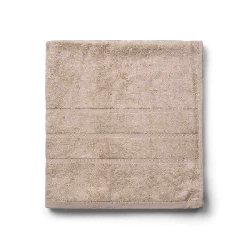 Et pænt foldet beige Bambooya Bambus badehåndklæde (70 x 140 cm) med tre vandrette bånd, placeret på en hvid baggrund. Fremstillet af bløde, bæredygtige materialer og OEKO-TECH Standard 100-certificeret.