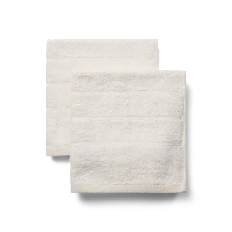 To pænt foldede Bambooya Bambus håndklæder (50 x 100 cm, pakke med 2) er stablet side om side på en lys baggrund, så man kan se deres bløde, fluffy tekstur og subtile vandrette bånd nær kanterne.