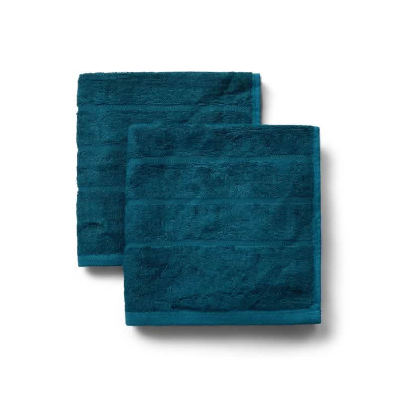Et sæt af to pænt foldede Bambooya Bambus håndklæder (50 x 100 cm), fremstillet af økologisk bomuld, med et diskret stribet mønster og OEKO-TECH Standard 100-certificering, vises på en hvid baggrund.