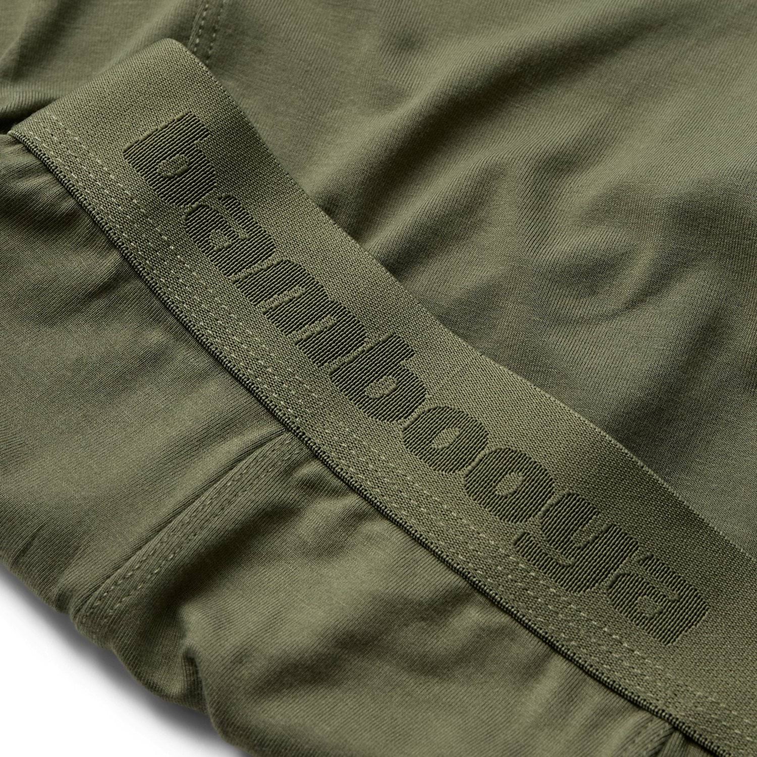 Nærbillede af grønne bambus herreunderbukser med Bambooya logo på elastikkanten