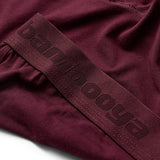 Nærbillede af bordeaux bambus underbukser med Bambooya logo på elastikken